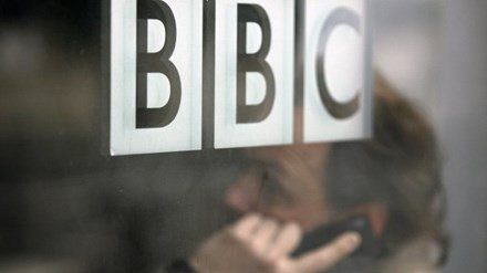 Phát thanh viên BBC bị đình chỉ vì chuyện… cho con bú ảnh 1 Hãng tin BBC vừa đình chỉ phát thanh viên Alex Dyke vì kì thị chuyện cho con bú nơi công cộng