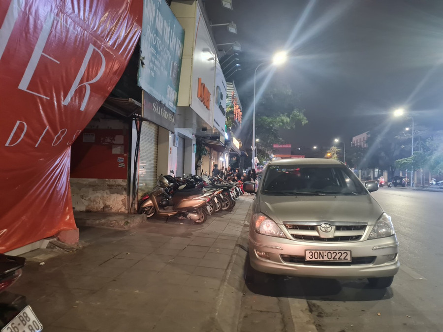 Trên tuyến đường Phạm Ngọc Thạch (phường Phương Liên) vào buổi tối, nhiều đoạn vỉa hè bị các hàng quán chiếm dụng làm chỗ để xe cho khách. Trên tuyến đường Phạm Ngọc Thạch (phường Phương Liên) vào buổi tối, nhiều đoạn vỉa hè bị các hàng quán chiếm dụng làm chỗ để xe cho khách.