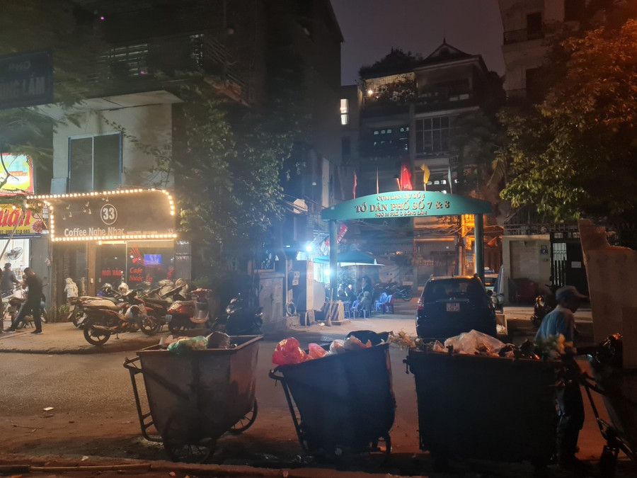 Sau 8h tối, khu vực đầu ngõ 35 Ô Đồng Lầm, Hồ Ba Mẫu bị chiếm dụng để kinh doanh Sau 8h tối, khu vực đầu ngõ 35 Ô Đồng Lầm, Hồ Ba Mẫu bị chiếm dụng để kinh doanh