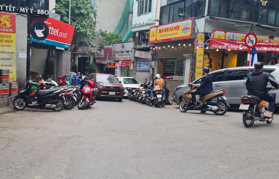 Ngã tư phố Trung Liệt và phố Nguyễn Văn Tuyết bị xe máy chiếm dụng khiến ách tắc giao thông trong khu vực. Ngã tư phố Trung Liệt và phố Nguyễn Văn Tuyết bị xe máy chiếm dụng khiến ách tắc giao thông trong khu vực.