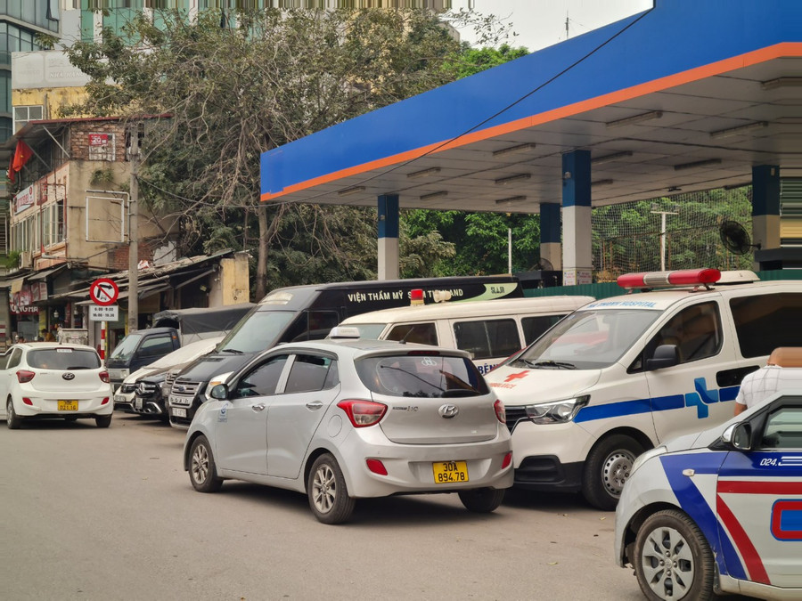 Cây xăng trên phố Hào Nam đang tạm dừng hoạt động cũng được nhiều phương tiện ô tô tận dụng làm điểm đỗ xe gây mất mỹ quan đô thị. Cây xăng trên phố Hào Nam đang tạm dừng hoạt động cũng được nhiều phương tiện ô tô tận dụng làm điểm đỗ xe gây mất mỹ quan đô thị.