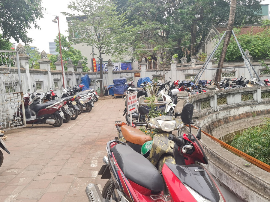 Bên trong khu vực Giếng Ngọc thuộc Đình Kim Liên, ngày thường không có người đi lễ, xe máy được nhận trông giữ xếp kín bên trong. Người dân sinh sống cạnh đó cho biết việc nhận trông giữ xe máy tại đây đã diễn ra lâu nay nhưng không bị xử lý. Bên trong khu vực Giếng Ngọc thuộc Đình Kim Liên, ngày thường không có người đi lễ, xe máy được nhận trông giữ xếp kín bên trong. Người dân sinh sống cạnh đó cho biết việc nhận trông giữ xe máy tại đây đã diễn ra lâu nay nhưng không bị xử lý.