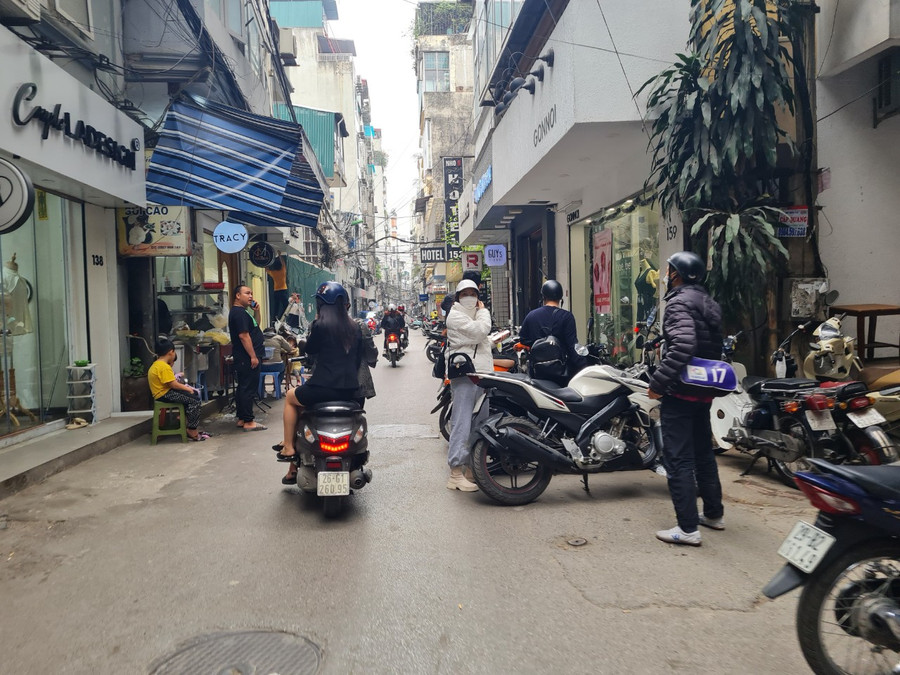 Trên tuyến phố Đông Các (phường Ô Chợ Dừa), xe máy và hàng ăn vẫn lấn chiếm toàn bộ 2 bên đường khiến phương tiện di chuyển khó khăn. Trên tuyến phố Đông Các (phường Ô Chợ Dừa), xe máy và hàng ăn vẫn lấn chiếm toàn bộ 2 bên đường khiến phương tiện di chuyển khó khăn.