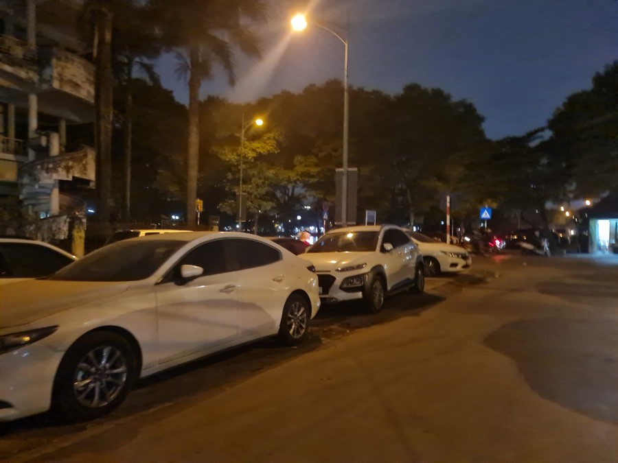 Một góc Hồ Ba Mẫu bị phương tiện ô tô để kín toàn bộ. Một góc Hồ Ba Mẫu bị phương tiện ô tô để kín toàn bộ.