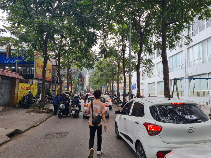 Lòng đường, vỉa hè phố Nguyễn Văn Tuyết bị chiếm dụng làm nơi dừng đỗ phương tiện, kinh doanh sai quy định khiến người dân phải đi xuống lòng đường Lòng đường, vỉa hè phố Nguyễn Văn Tuyết bị chiếm dụng làm nơi dừng đỗ phương tiện, kinh doanh sai quy định khiến người dân phải đi xuống lòng đường