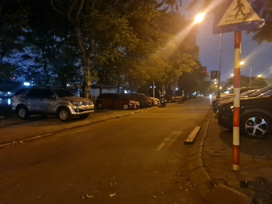 Tình trạng lấn chiếm vỉa hè xung quanh Hồ Ba Mẫu để làm bãi để xe vẫn diễn ra phức tạp. Tình trạng lấn chiếm vỉa hè xung quanh Hồ Ba Mẫu để làm bãi để xe vẫn diễn ra phức tạp.