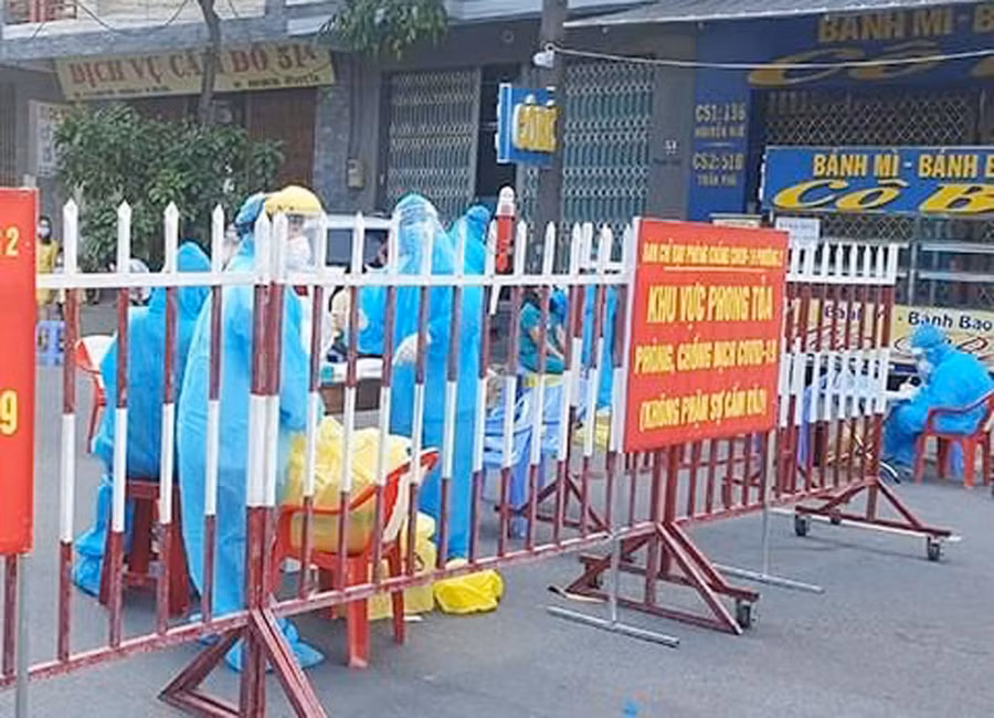 Lực lượng chức năng đang làm nhiệm vụ tại một khu phong tỏa ở TP Tuy Hoà. Ảnh: Báo Phú Yên.