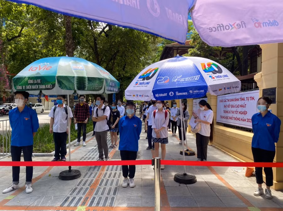 Trường đồng thời cũng bố trí đội ngũ thanh niên tình nguyện để đảm bảo cho các em đi từ ngoài đường vào cổng trường và lên phòng thi là đi một mạch, không rẽ sang phòng nào khác.