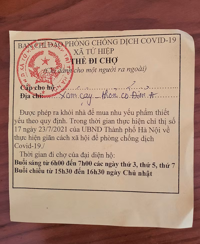 Người dân tại Hà Nội bắt đầu nhận thẻ đi chợ. Thẻ đi chợ ghi rõ ngày và khung giờ người dân được phép đi chợ. Ảnh: IT.