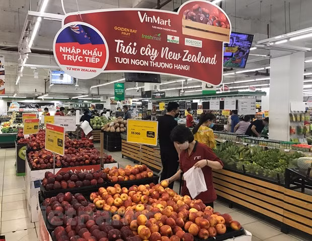 Trong tuần đầu tiên Hà Nội thực hiện giãn cách xã hội, tại các hệ thống phân phối như siêu thị, chợ, cửa hàng tiện lợi… hàng hóa dồi dào, giá cả hàng hóa thiết yếu tương đối ổn định. Ảnh: Vietnam+.