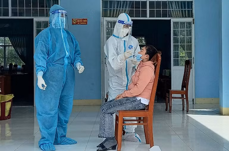 Lấy mẫu xét nghiệm cho cán bộ xã Hòa Đồng, huyện Tây Hòa. Ảnh: Ngọc Dung.