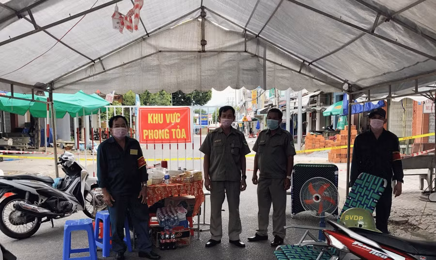 Lực lượng chức năng khoanh vùng, cách ly y tế đối với khu vực Chợ Sáng thuộc địa bàn thị trấn Dầu Tiếng. Nguồn: Báo Bình Dương