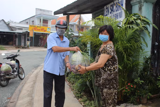 Mang rau xanh tặng những hộ khó khăn. Ảnh: NLĐ.
