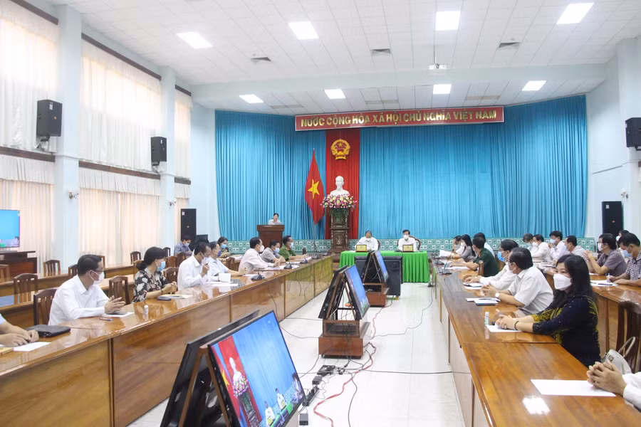 An Giang tổ chức cuộc họp khẩn trực tuyến với các huyện, thị xã, thành phố trên địa bàn tỉnh khi An Giang xác định các trường hợp mắc COVID-19 tại huyện An Phú. Nguồn: CTTĐT An Giang.