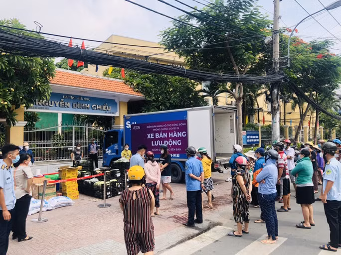 Tại một số điểm bán, người dân xếp hàng để được mua thịt heo giá 50.000 đồng - 55.000 đồng/bịch 500g, gạo 12.000 đồng/kg... và mong muốn điểm bán hàng được duy trì cho đến khi TP HCM ngừng thực hiện Chỉ thị 16. Nguồn: NLĐ