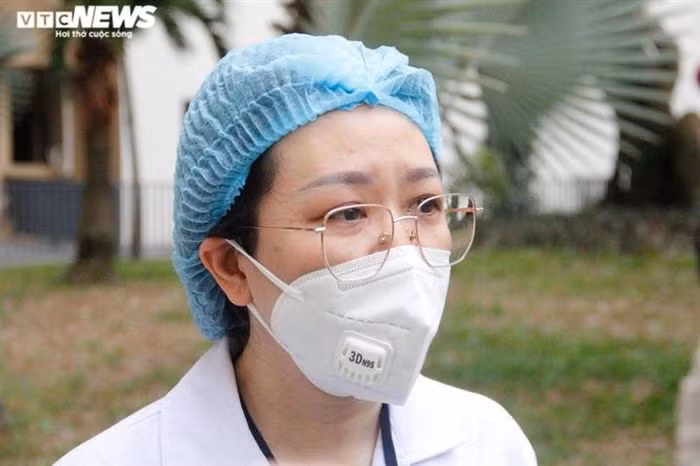 BS Trương Vân Anh, công tác tại Khoa Phẫu thuật, Gây mê Hồi sức, Bệnh viện Thống Nhất: "Làm ngành y thì đi chống dịch là đương nhiên. Tổ quốc cần mình mà…". Nguồn: VTC.