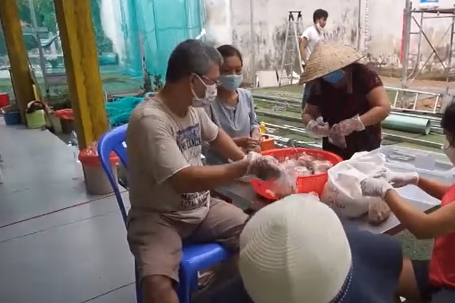 Cư dân thuộc nhà B, Lô CD, chung cư Bình Khánh (TP Thủ Đức) đã tổ chức nấu hàng trăm suất cơm mỗi ngày để chuyển vào cho các y, bác sĩ cũng như các lực lượng chức năng đang làm việc tại Bệnh viện dã chiến vừa mới thành lập tại đây. Nguồn: TPO.