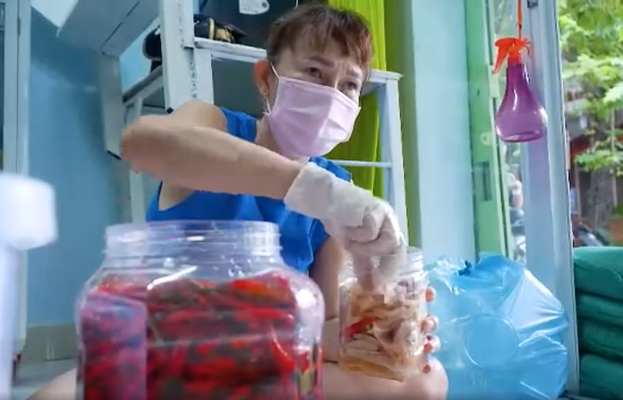 Cô Lệ khiếm thị làm tai heo nước mắm cho bà con vùng dịch ở TPHCM. Nguồn: Zing.