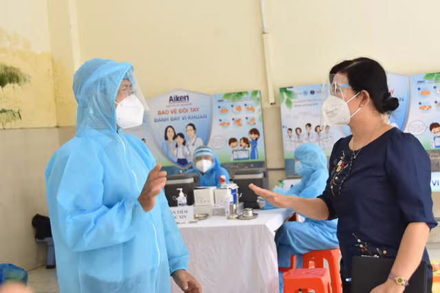 Bà Nguyễn Thị Huỳnh Mai, Chánh văn phòng Sở Y tế TP Hồ Chí Minh (phải) cho biết, việc triển khai chiến dịch tiêm vắc xin đợt này của TP được thực hiện trên cơ sở đúc kết các kinh nghiệm từ những đợt tiêm trước đây, có sự chuẩn bị chu đáo để đảm bảo việc tiêm vắc xin được triển khai an toàn cho người dân. TP đã lập Trung tâm điều phối tổ chức tiêm vắc xin Covid-19 để điều phối toàn bộ hoạt động tiêm vắc xin Covid-19 trên địa bàn. Nguồn: GĐ&amp;XH.