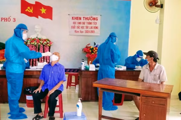 Test nhanh cho người dân khu phố 3, phường Bồng Sơn. Nguồn: BBĐ.