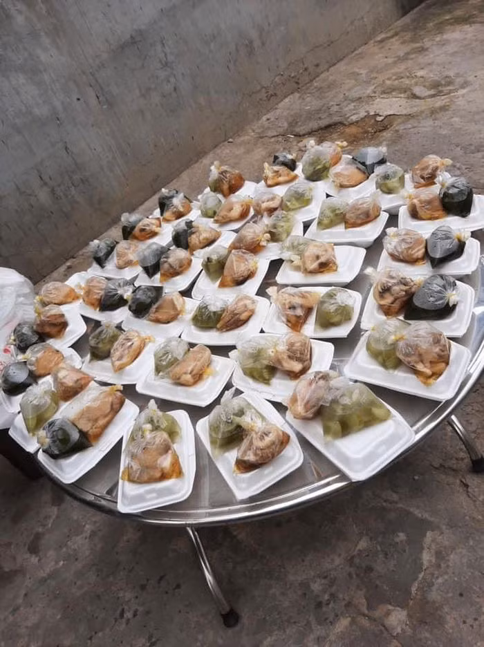 Trong 50 ngày liên tiếp, anh Bùi Thanh Tùng cùng những người bạn của mình đã nấu hơn 150.000 suất cơm hỗ trợ cho người dân TPHCM. Nguồn: VNN.