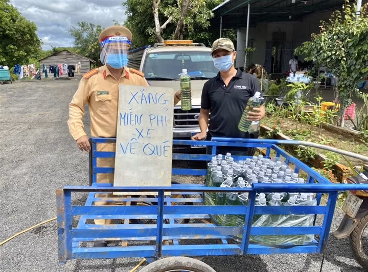 Để san sẻ bớt khó khăn, CSGT tỉnh Gia Lai, Kon Tum đã phát xăng, xôi, nước uống miễn phí cho người dân từ TPHCM và một số tỉnh phía Nam về quê ngang qua địa phương. Nguồn: VTC.