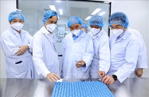 Chủ tịch nước Nguyễn Xuân Phúc thăm và làm việc tại Công ty cổ phần Công nghệ sinh học dược Nanogen. Ảnh: TTXVN.