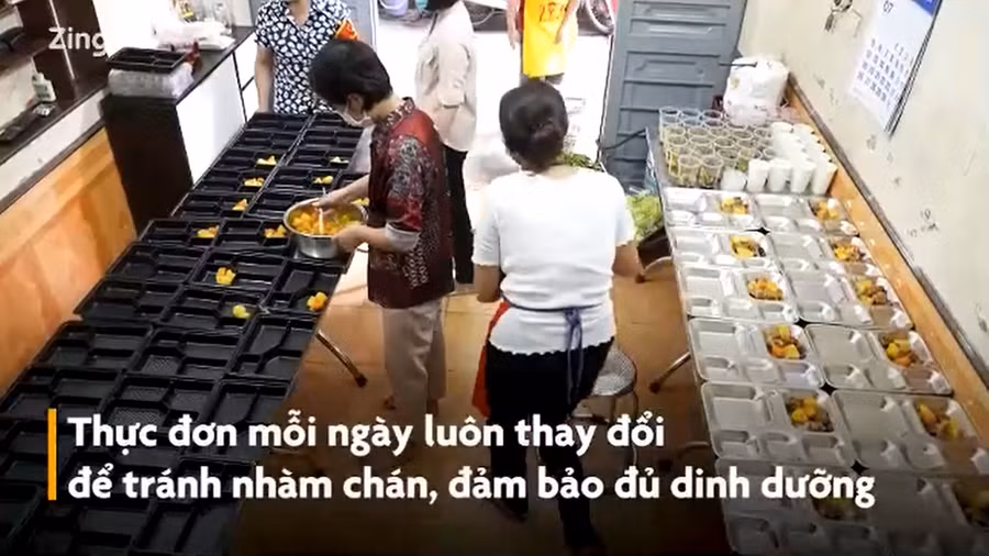 Hội Liên hiệp Phụ nữ phường Vĩnh Phúc (quận Ba Đình, Hà Nội) tổ chức nấu cơm hàng ngày hỗ trợ lực lượng chức năng đang túc trực tại chốt kiểm soát Covid-19 trên địa bàn. Nguồn: Zing.