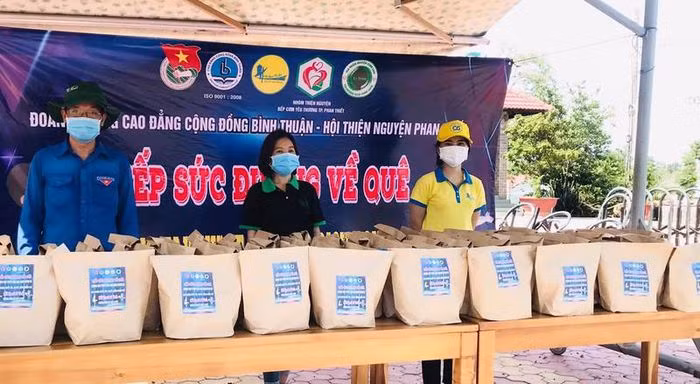 Ấm áp nghĩa đồng bào ở điểm tiếp sức đường về quê. Trong ảnh: Điểm tiếp sức ở vòng xoay Nam Phan Thiết. Nguồn: PLO.