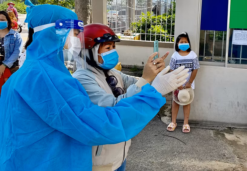 Người dân được hướng dẫn quét mã QR-code để khai báo y tế. Ảnh: Báo Bà Rịa-Vũng Tàu.