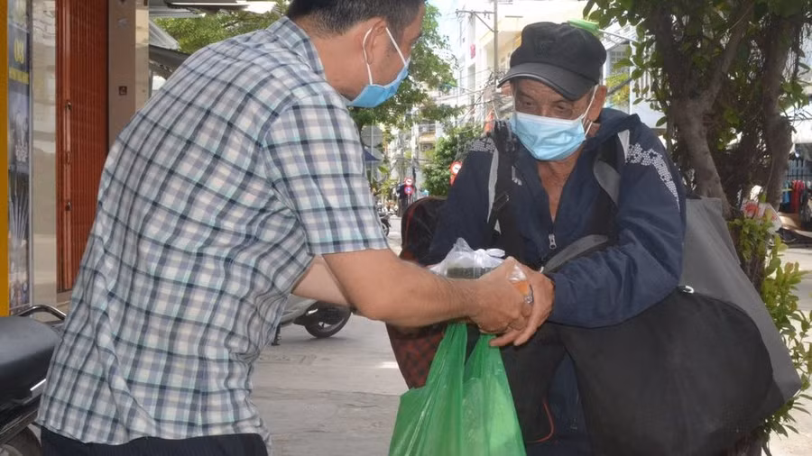 Những hộp cơm nghĩa tình ngày giãn cách ở phố biển Nha Trang. Đó là công việc thầm lặng của nhóm Bếp Nhà Bảo 79 ở TP.Nha Trang, tỉnh Khánh Hòa. Nguồn: NĐT.