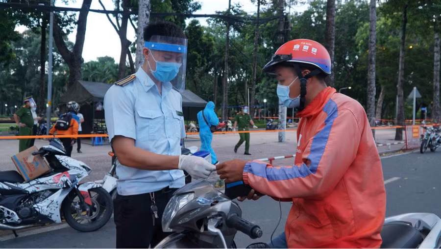 Lực lượng giao hàng được kiểm tra lịch trình đi chuyển và thông tin giao hàng. Ảnh: Báo Tin tức.