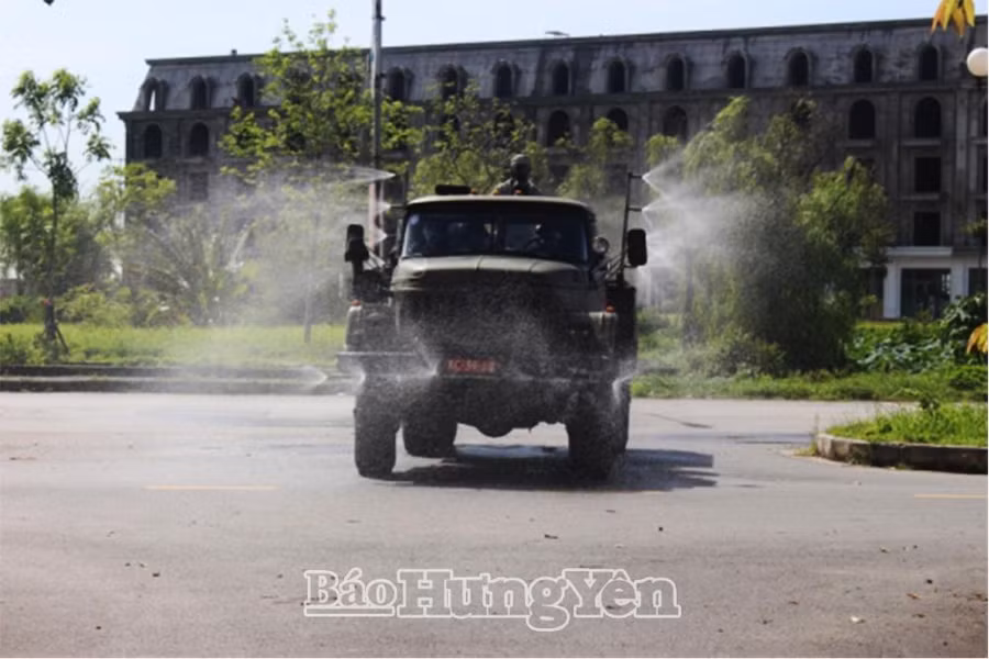 Phun thuốc khử khuẩn tại khu vực phong tỏa trên địa bàn huyện Yên Mỹ. Nguồn: Báo Hưng Yên.