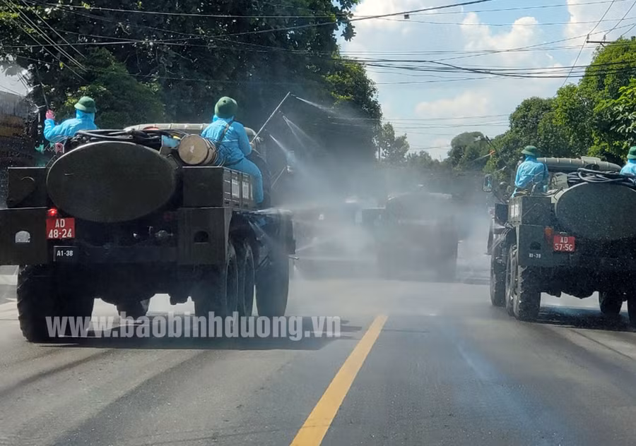 Phun khử khuẩn các tuyến đường chính trên địa bàn phường Dĩ An. Nguồn: Báo Bình Dương.
