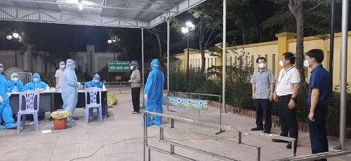 Lãnh đạo Sở Y tế và lãnh đạo CDC cùng lãnh đạo UBND TP Vinh giám sát tổng điều tra truy vết người liên quan đến chợ đầu mối. Ảnh: Sở Y tế Nghệ An.