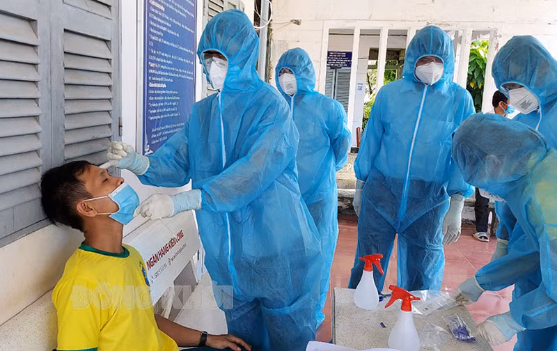Lực lượng y tế thực hiện test nhanh cho người dân ở xã Bảo Thuận, huyện Ba Tri. Nguồn: Báo Đồng Khởi.