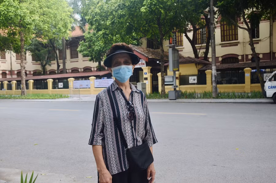 Video: Cụ bà gần 80 tuổi đưa cháu ngoại đi thi tốt nghiệp