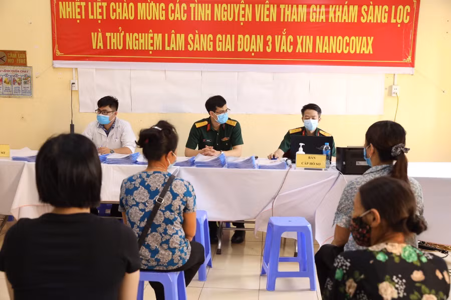 Kiểm tra lại hồ sơ sức khoẻ của các tình nguyện viên trước khi tiêm thử nghiệm. Ảnh: Minh Quyết.