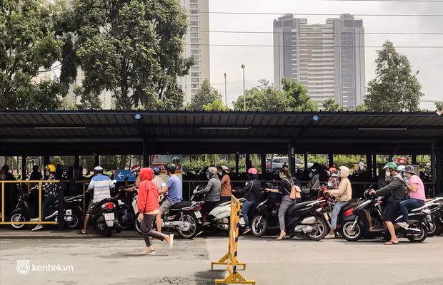 Sáng ngày 14/7, tại nhiều siêu thị, Trung tâm thương mại trên địa bàn TP Hồ Chí Minh đã có rất đông người dân đến từ sớm xếp hàng dài chờ đến lượt vào mua sắm. Nguồn: Kênh 14.