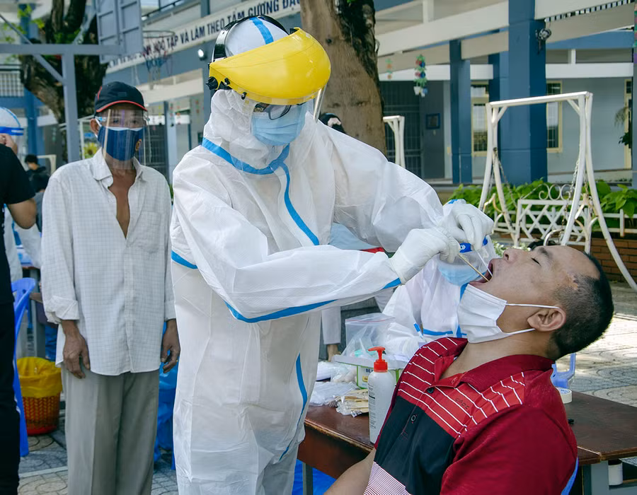 Ngày 14/7, nhân viên y tế TP. Vũng Tàu lấy mẫu xét nghiệm Covid-19 cho người dân phường 11 -Nhóm các phường có nguy cơ cao và rất cao. Nguồn: Báo Bà Rịa-Vũng Tàu.