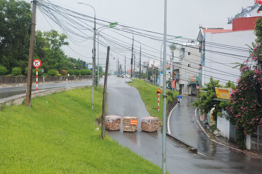 Phường Long Biên (quận Long Biên, Hà Nội) thiết lập chốt “cứng” và “chốt mềm”, chặn bằng nhiều vật liệu khác nhau như gạch, ống thoát nước, container… Nguồn: Dân Việt.