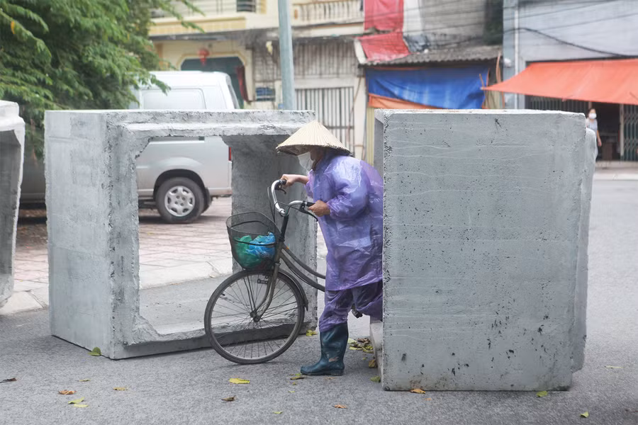 Ngay sau khi Hà Nội áp dụng giãn cách xã hội theo Chỉ thị 17, nhiều chốt chặn tại các đường, ngõ đi vào địa bàn phường, xã trên địa bàn Thủ đô được thành lập nhằm kiểm soát, ngăn chặn dịch bệnh đang lây lan. Ảnh: Dân Việt.