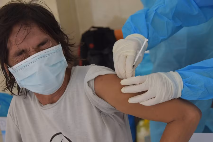 Người 65 tuổi trở lên, người yếu thế,... là đối tượng được ưu tiên tiêm vắc xin Covid-19 trong chiến dịch tiêm lần này. Nguồn: SKĐS.