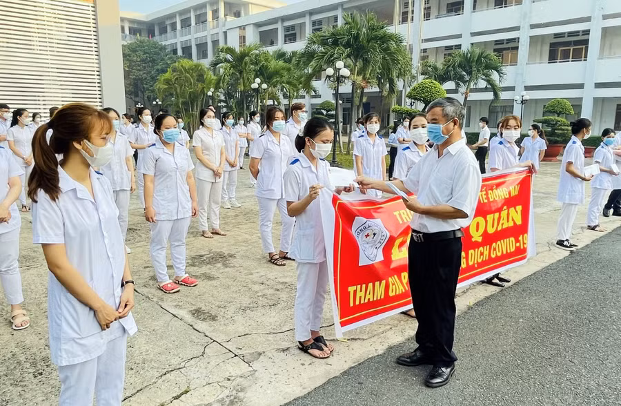 Lãnh đạo Trường Cao đẳng y tế Đồng Nai động viên các sinh viên trước khi lên đường làm nhiệm vụ chống dịch. Nguồn: CDC Đồng Nai 