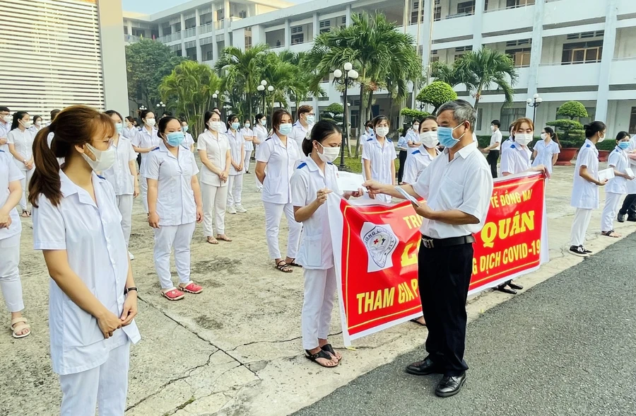 Lãnh đạo Trường Cao đẳng y tế Đồng Nai động viên các sinh viên trước khi lên đường làm nhiệm vụ chống dịch. Nguồn: CDC Đồng Nai 