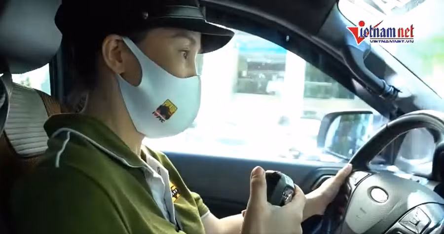 Mỗi ngày, hàng chục thành viên CLB xe Bán tải địa hình Việt Nam tham gia vào các hoạt động vận chuyển tình nguyện, hỗ trợ người dân Hà Nội và lực lượng chức năng làm nhiệm vụ trong thời điểm giãn cách xã hội. Trong ảnh: Nữ doanh nhân Hà Nội lái ô tô địa hình ship hàng cứu trợ mùa dịch. Nguồn: VNN.