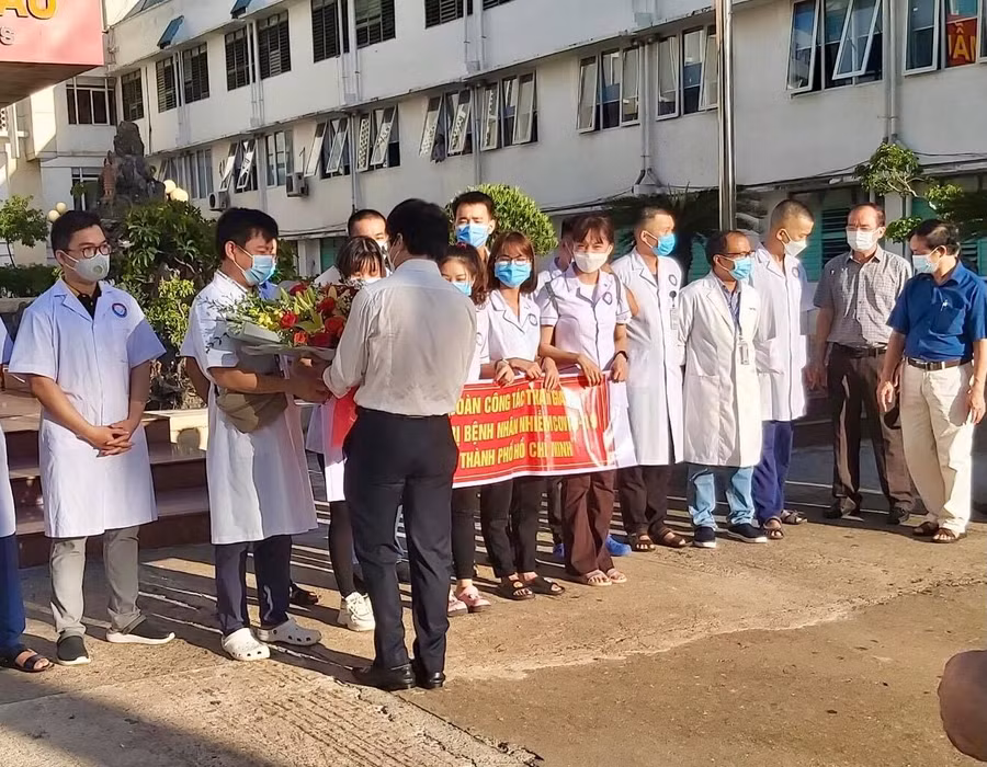 Giám đốc Bệnh viện hữu nghị Việt Nam-Cuba Đồng Hới tặng hoa cho đoàn y bác sĩ tình nguyện trước khi lên đường. Nguồn: SKĐS.