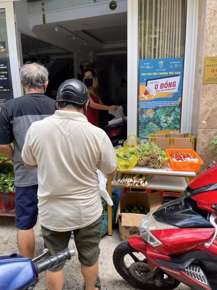 Phiên chợ 0 đồng với đủ loại rau quả tươi ngon: Cà rốt, ớt chuông, cải thảo, khoai tây, hành lá, chanh, cải bắp, su hào…do tổ chức Hoa hậu Môi trường Việt Nam cùng nhiều tấm lòng thơm thảo chung tay thực hiện. Nguồn: PLO.