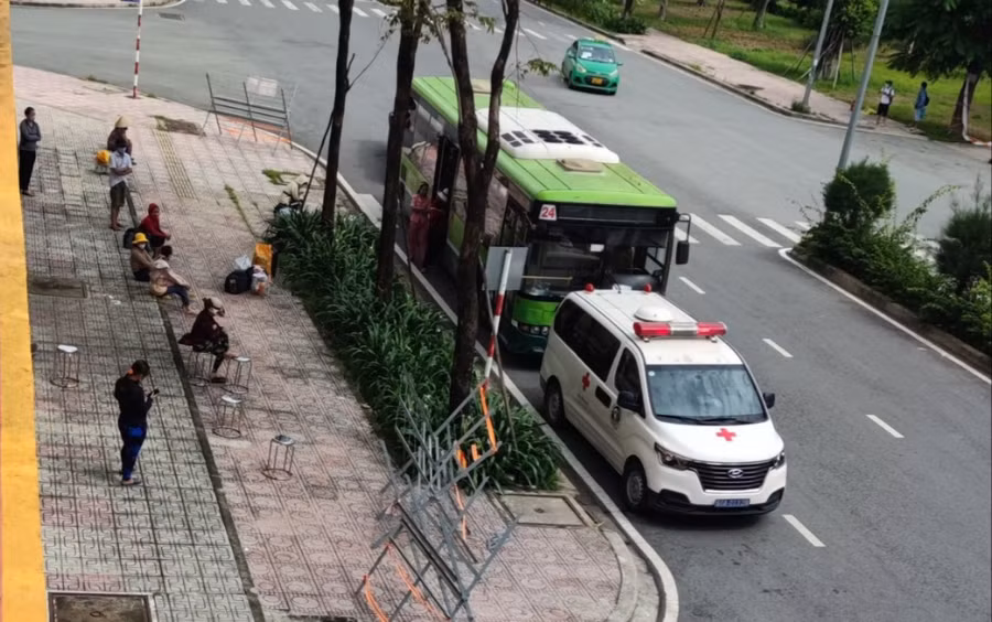 Bệnh nhân Covid-19 mới chuẩn bị vào Bệnh viện Dã chiến số 3 vào chiều 30/7. Ảnh: SKĐS.