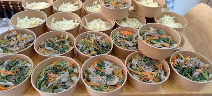 Bếp nhà san sẻ yêu thương đến tuyến đầu chống dịch và các bệnh nhi. Trong ảnh là phần ăn của nhóm chị Hoài Thư (1 trong số nhiều phụ nữ tại TPHCM đang hằng ngày chuẩn bị hơn 100 suất ăn gửi đến tuyến đầu chống dịch và các bệnh nhi) gửi đến sinh viên trường ĐH Y dược. Nguồn: PLO.